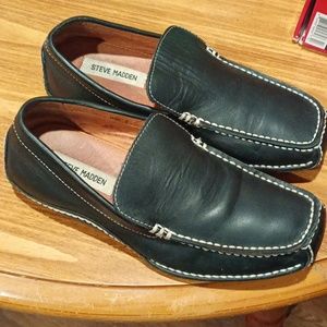 STEVE MADDEN BLACK LEATHER LOAFERS WITH WHITE STITCHING MENS SIZE 7.